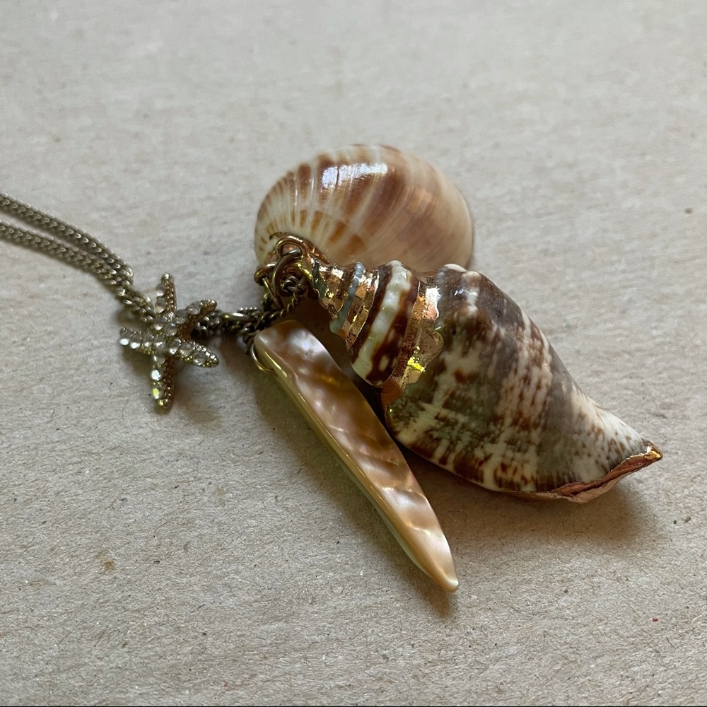 Long shell pendant necklace